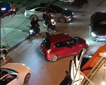 Yolu kapatıp oyun oynadılar