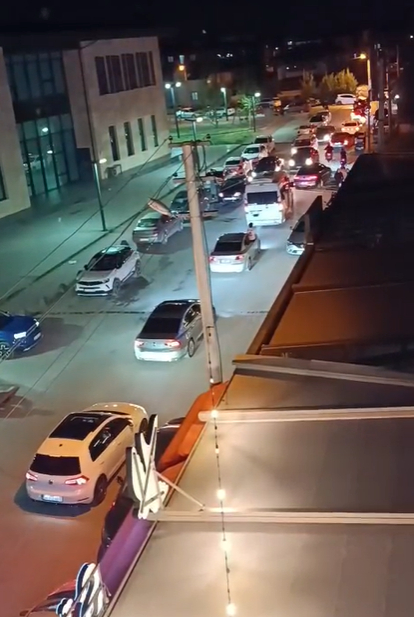 Yolu kapatıp oyun oynadılar