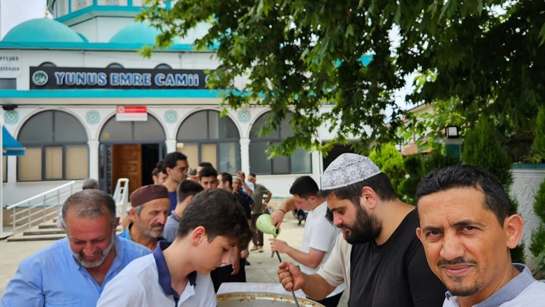 Yunus Emre Camiinde Cuma Namazı Çıkışı Aşure Sürprizi