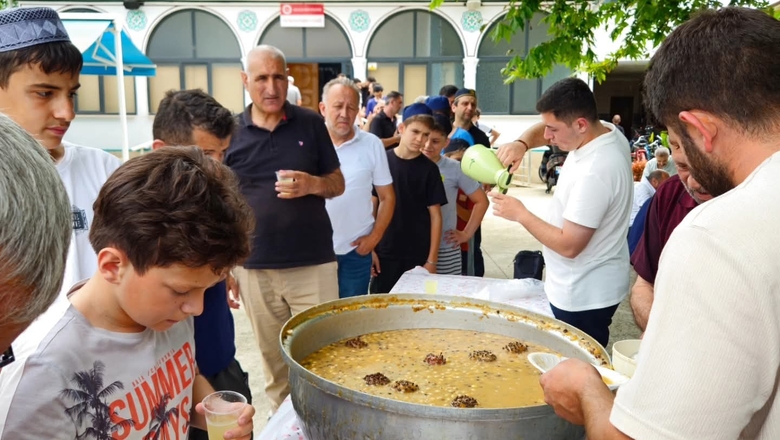 Yunus Emre Camiinde Cuma Namazı Çıkışı Aşure Sürprizi