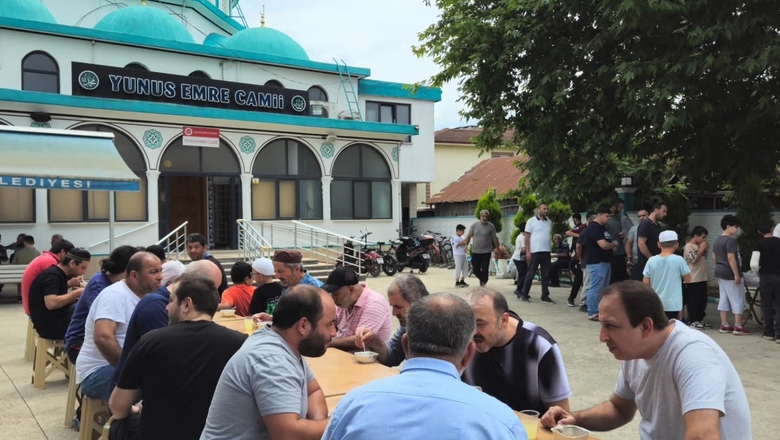 Yunus Emre Camiinde Cuma Namazı Çıkışı Aşure Sürprizi