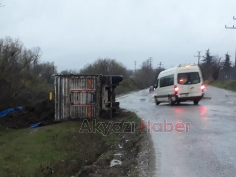 Yürekler ağza geldi Tır bir anda devrildi