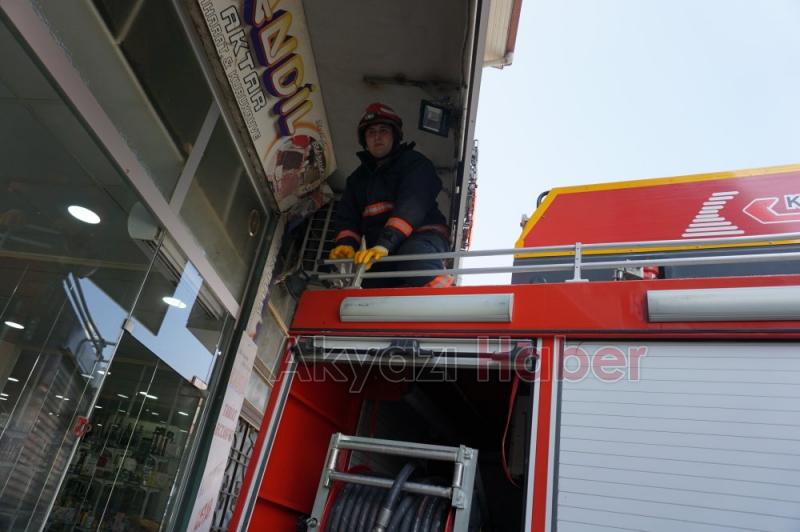 Yuvasından Düşen Kumruya İtfaiye El Uzattı