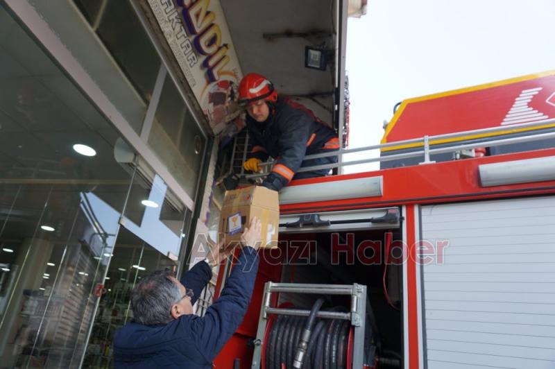 Yuvasından Düşen Kumruya İtfaiye El Uzattı