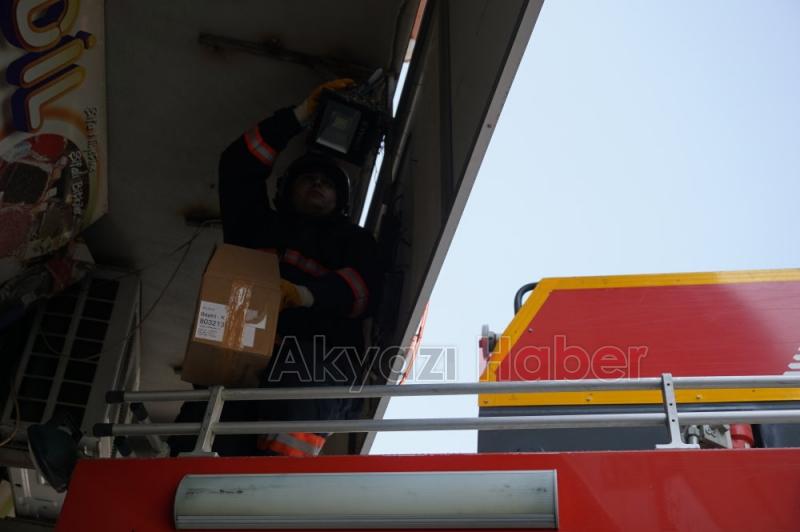 Yuvasından Düşen Kumruya İtfaiye El Uzattı