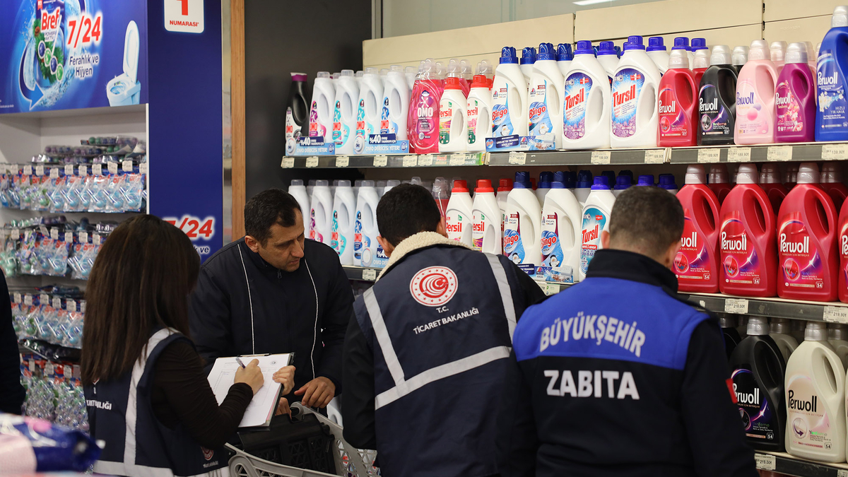Zabıta ekipleri asgari ücret zammı sonrası marketleri tek tek incelediler
