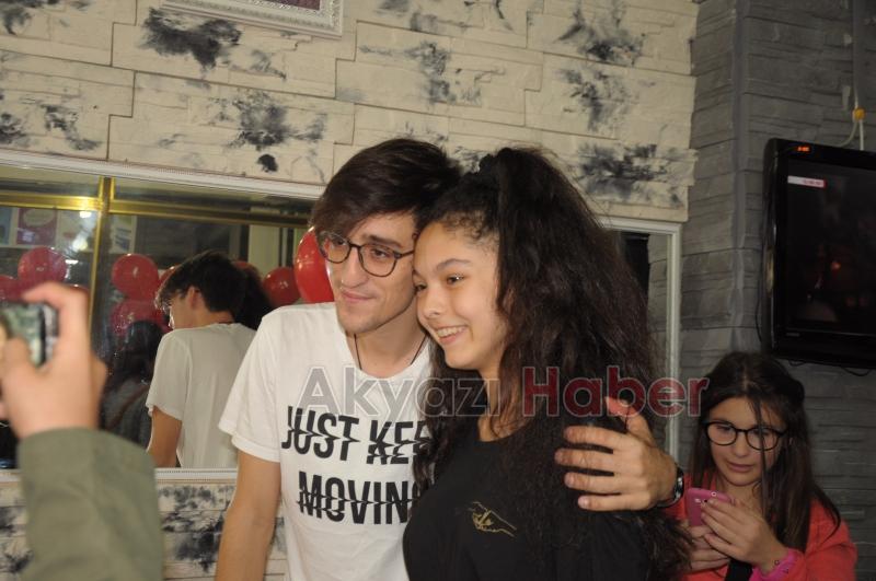  Zafer Kitabevi'nin düzenlediği imza gününe yoğun ilgi