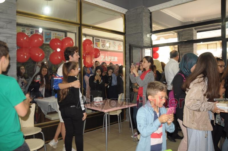  Zafer Kitabevi'nin düzenlediği imza gününe yoğun ilgi
