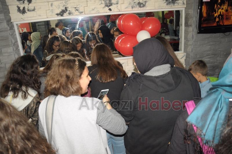  Zafer Kitabevi'nin düzenlediği imza gününe yoğun ilgi