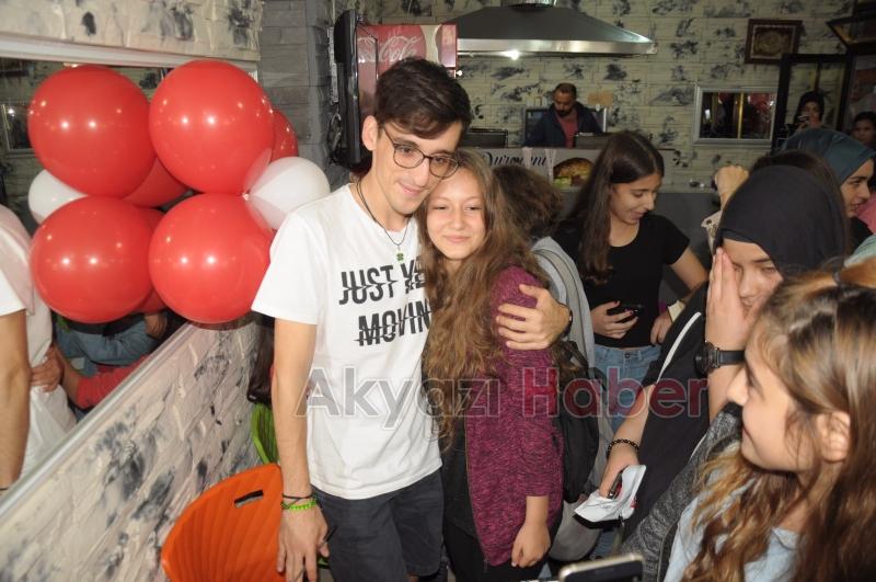  Zafer Kitabevi'nin düzenlediği imza gününe yoğun ilgi