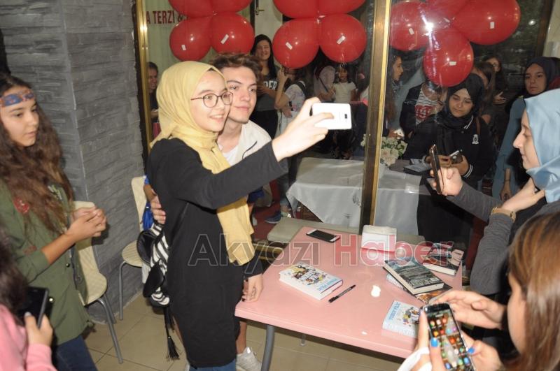  Zafer Kitabevi'nin düzenlediği imza gününe yoğun ilgi