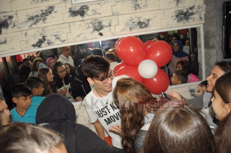  Zafer Kitabevi'nin düzenlediği imza gününe yoğun ilgi