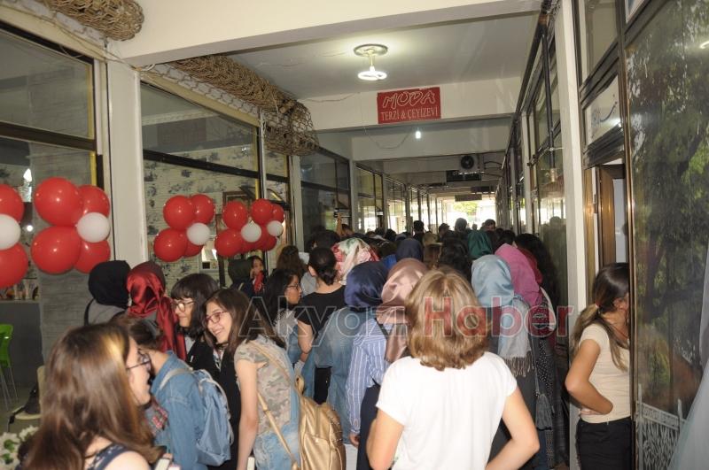  Zafer Kitabevi'nin düzenlediği imza gününe yoğun ilgi