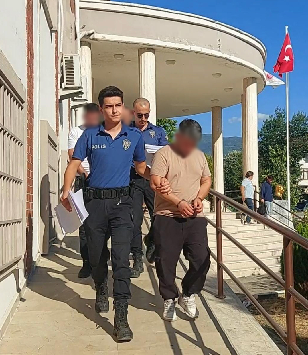 Zehir Tacirlerine geçit yok : 3 Kişi Cezaevini Boyladı