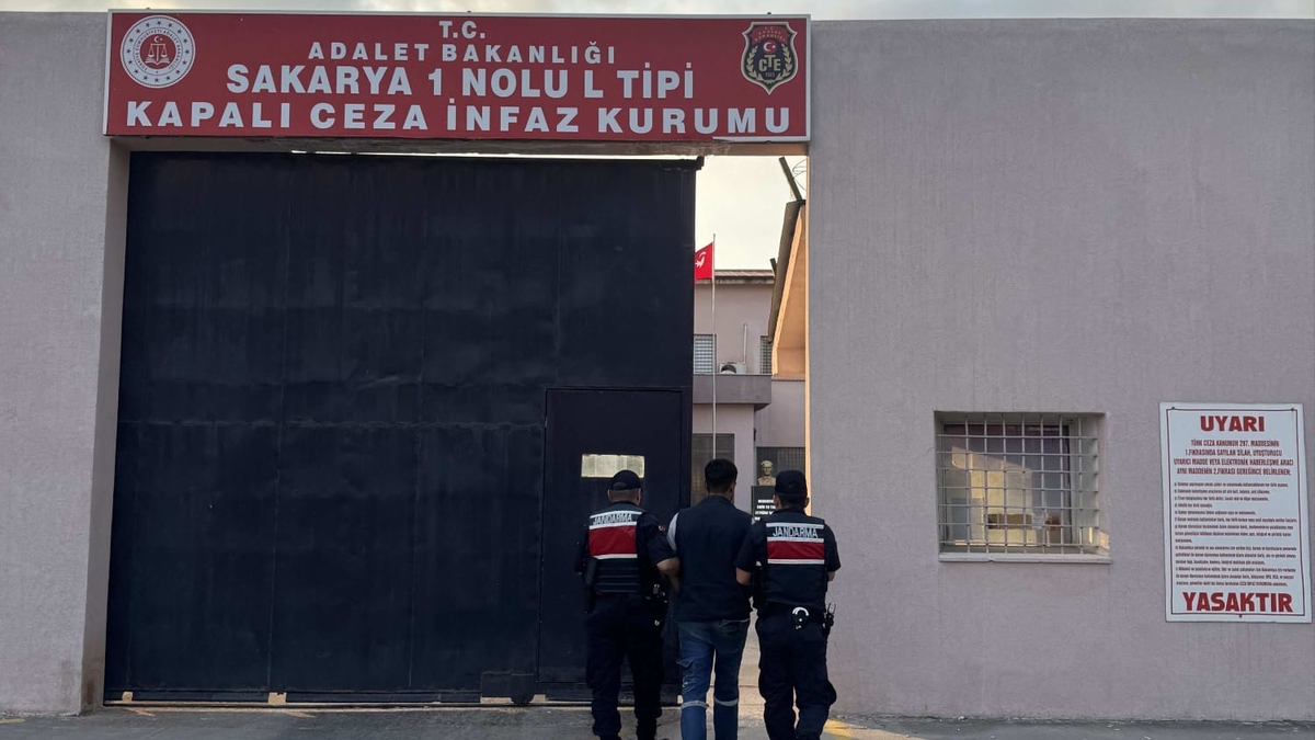 Zehir tacirlerine üç ilçede operasyon