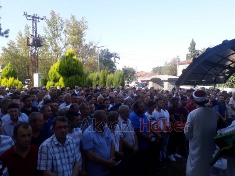 Üzerine ağaç devrilmişti, toprağa verildi