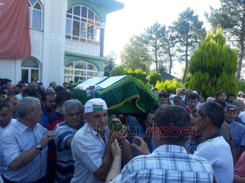 Üzerine ağaç devrilmişti, toprağa verildi