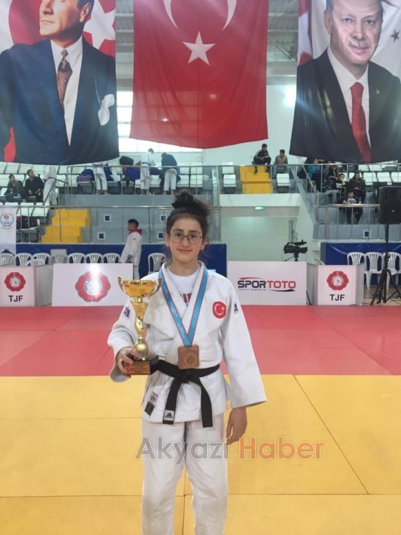 Zeynep Serra Üstün ün takımı Judo Şampiyonasında Türkiye 3.sü oldu