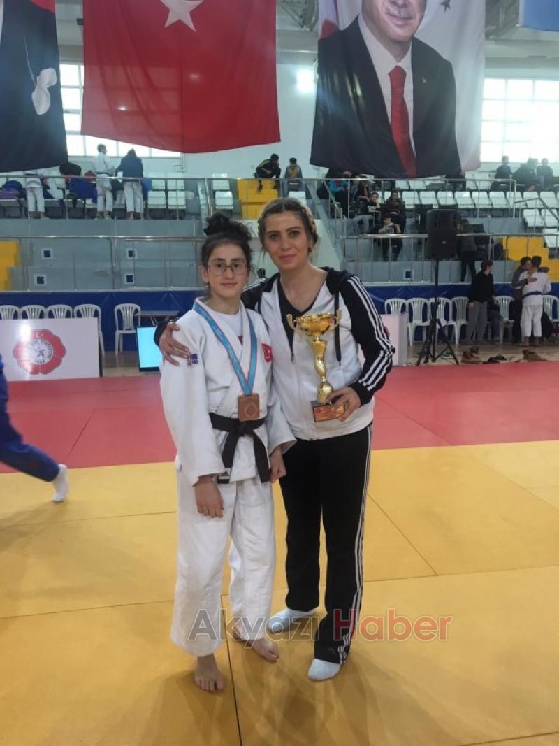 Zeynep Serra Üstün ün takımı Judo Şampiyonasında Türkiye 3.sü oldu