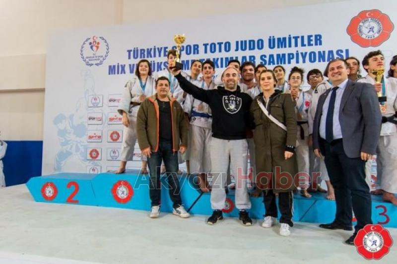 Zeynep Serra Üstün ün takımı Judo Şampiyonasında Türkiye 3.sü oldu