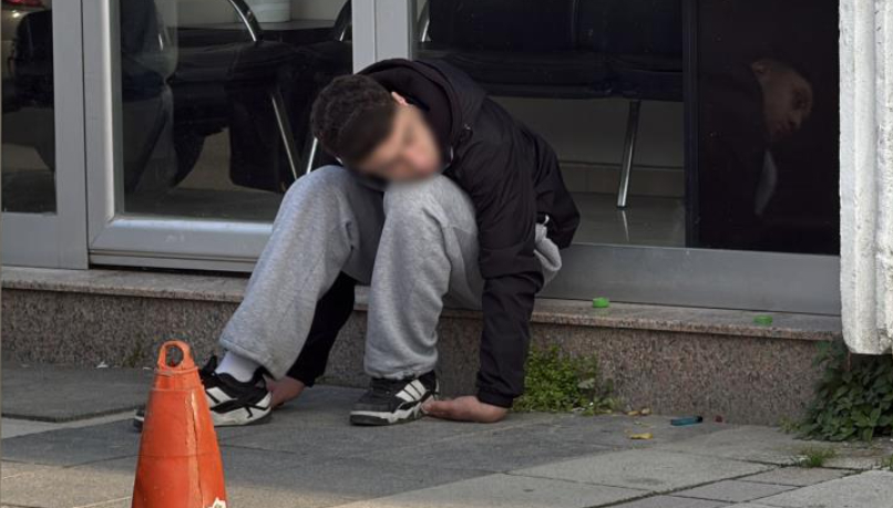 Zombi gibi kendinden geçti