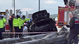 Gişelere çarpan araçta yanarak öldü