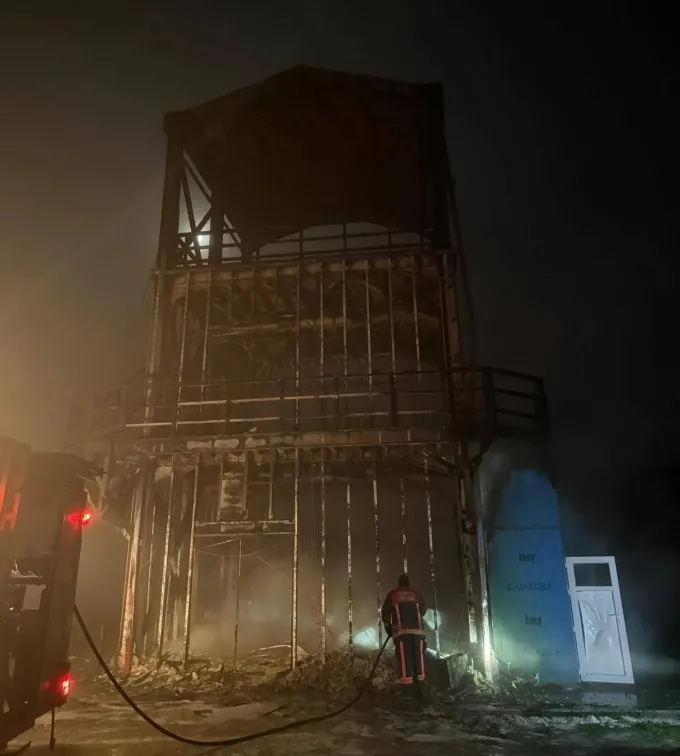 Göl kenarındaki kuş gözlem kulesi yandı