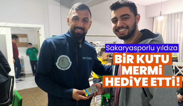 Golcü oyuncuya doğum günü hediyesi bir kutu mermi