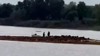 Gölde gizemli kalıntılar ortaya çıktı; Kazma küreği alıp gittiler