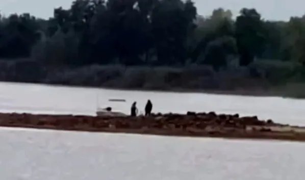 Gölde gizemli kalıntılar ortaya çıktı; Kazma küreği alıp gittiler