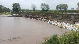 Görüntüler Mudurnu Deresi'nden; Köprüde set oluşturdu