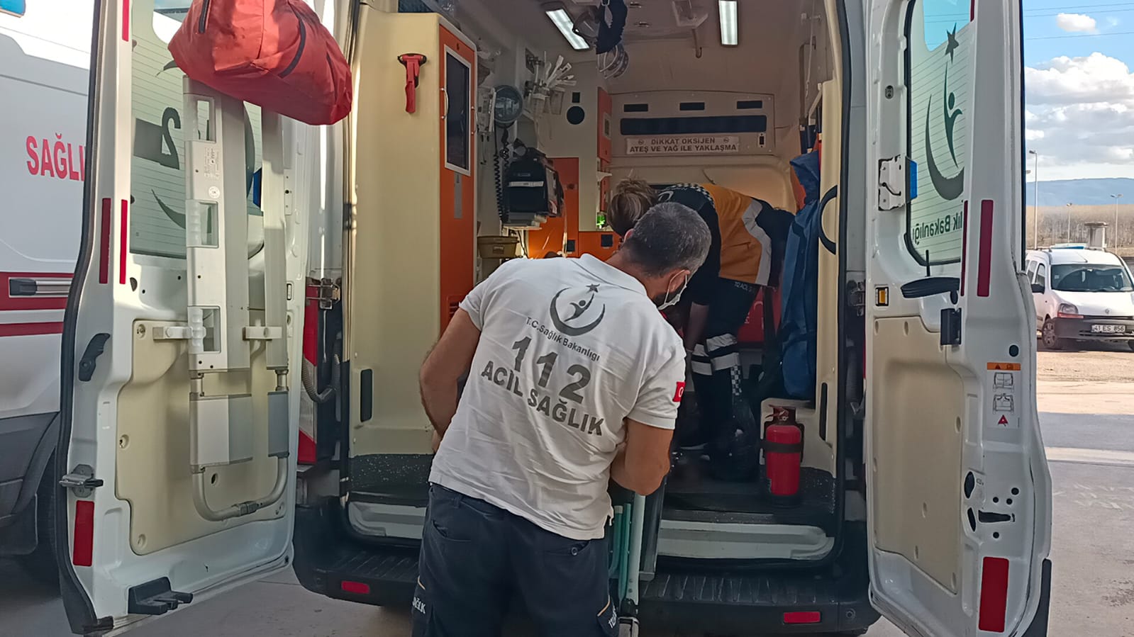 Gübre dökerken traktörün altında kaldı