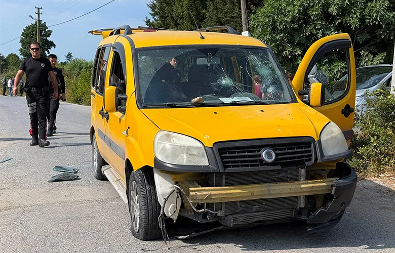 Hafif ticari araçla çarpışan motosikletli öldü