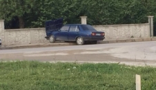 Hakimiyetini Kaybeden Otomobil Duvara Çarptı