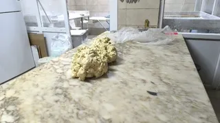 Hamurun ayak ile çiğnendiği imalathaneden yeni görüntüler