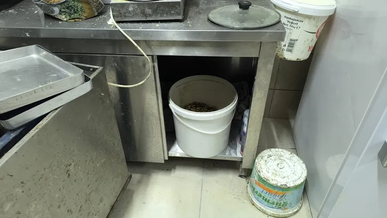 Hamurun ayak ile çiğnendiği imalathaneden yeni görüntüler