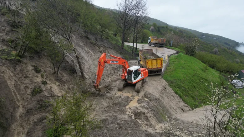 Hanyatak yolu heyelanda kapanmıştı, ekipler çalışıyor