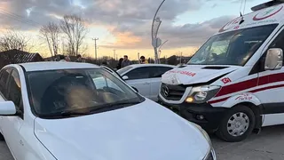 Hasta taşıyan ambulans otomobille çarpıştı