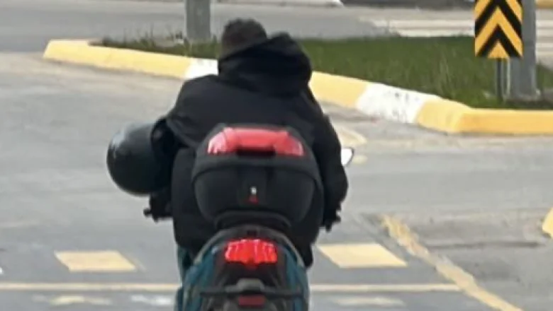 Hayat kurtaracak kaskı kolunda taşıdı