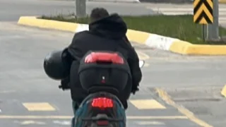 Hayat kurtaracak kaskı kolunda taşıdı