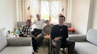 Hayatını anneleri ölen 3 engelli oğluna adadı
