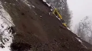 Hendek-Kocaali yolunda heyelan; ulaşıma kapandı