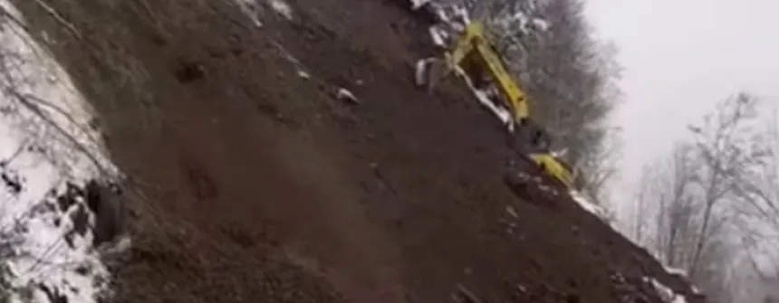 Hendek-Kocaali yolunda heyelan; ulaşıma kapandı