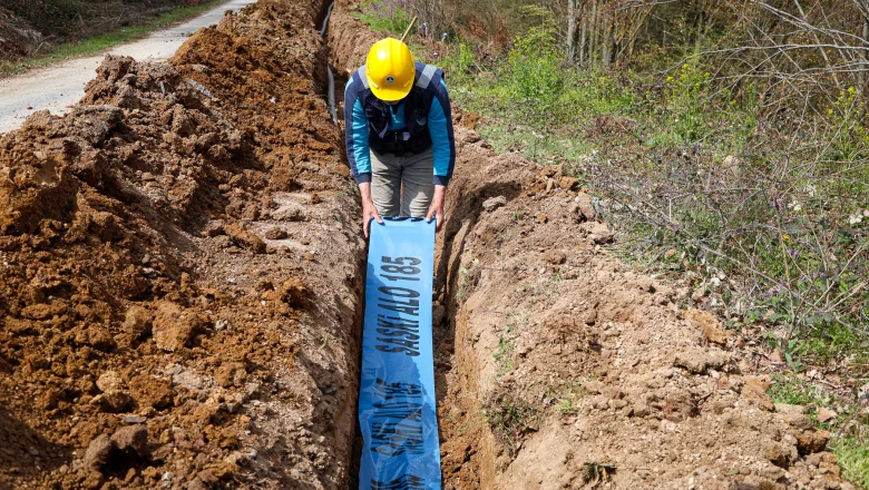 Heyelanda zarar gören hattını güçlü bir temelle sil baştan yeniledi