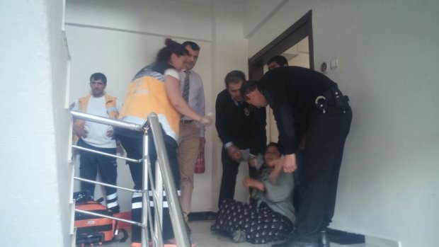  Husumeti Olduğu Komşusuyla Belediyede Karşılaşınca Sinir Krizi Geçirdi