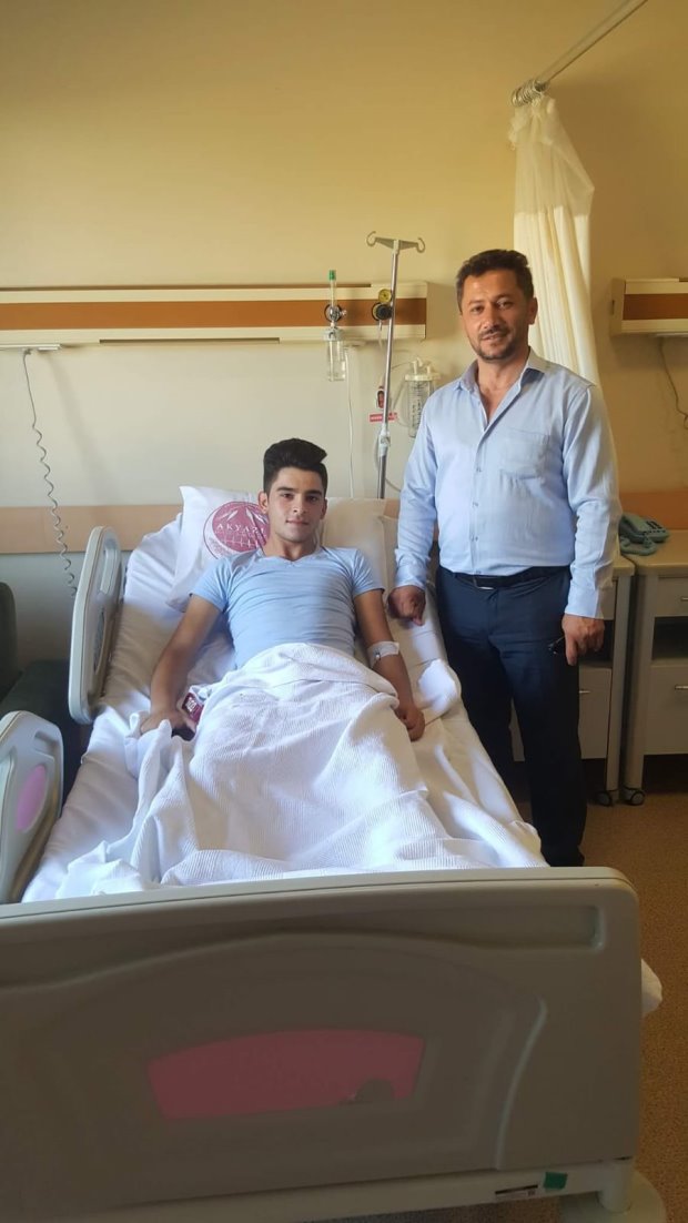 İdmanda ayak bileğini kırdı