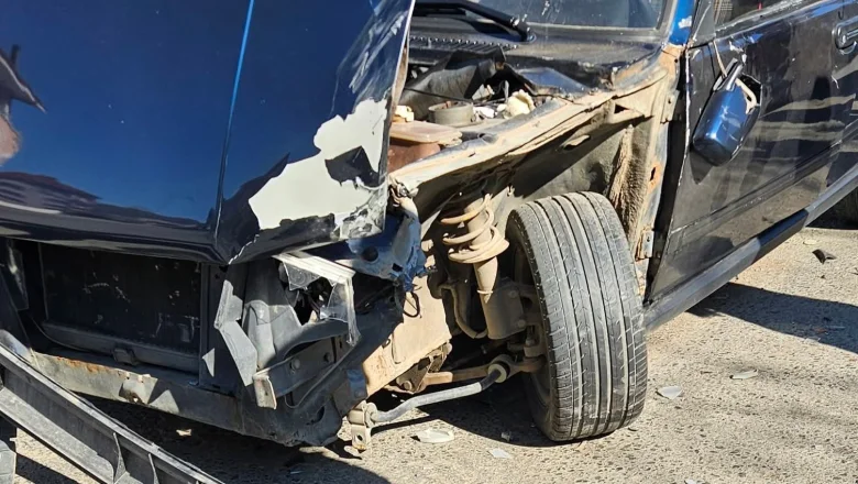 İki araç kafa kafaya girdi: 1 yaralı