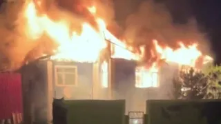 İki katlı ev alev alev yandı