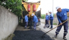 İLÇE MERKEZİNDE BOZUK YOLLARA ASFALT YAMASI
