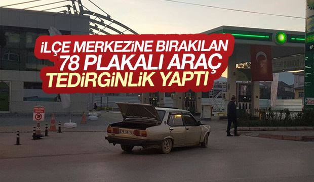 İLÇE MERKEZİNDE OTOMOBİLİ POLİSLER İNCELEDİ